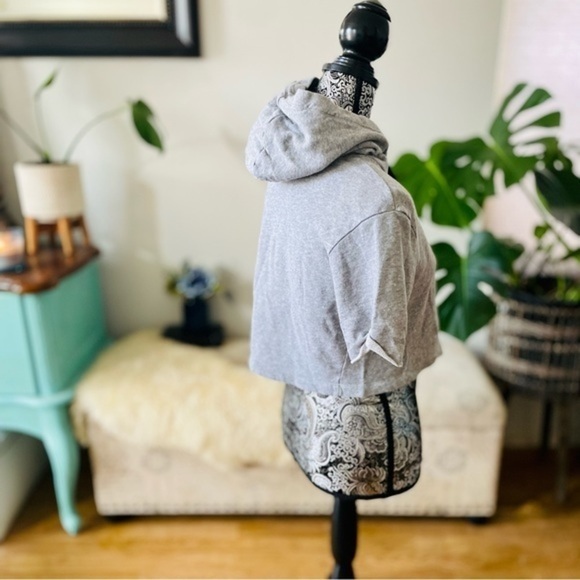 🏷️ 4/$25 H&M Grey Crop Hooded Sweater Short Sleeve Top - Picture 5 of 8